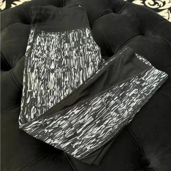 Nike Running Dri-Fit Womens Crop Leggings XS Athletic Workout Pants Athleisure - Picture 1 of 11